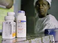 Paciente nigeriana infectada por el VIH recibe medicinas en donativo.