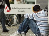 ARCHIV - Ein junger Mann sitzt am 22.07.2008 vor dem Eingang zur Agentur für Arbeit in Leipzig. Wenn die Wirtschaft aus dem Tritt gerät, sind junge Leute oft die ersten, die ohne Job dastehen. Die Nachwehen der Krise sind für die 15- bis 24-Jährigen lange nicht vorbei: Die UN stellt eine Rekord-Arbeitslosigkeit fest - und warnt vor einer «verlorenen Generation». Dabei kommen die jungen Jobsuchenden in den Industrieländern noch vergleichsweise glimpflich davon. In Deutschland etwa waren 2009 rund 40 Prozent mehr junge Leute arbeitslos als 2000. Foto: Waltraud Grubitzsch dpa (zu dpa-Korr 