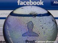 يُتهم فيسبوك بالمتجارة بمعلومات مستخدميه