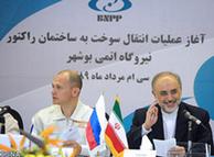 علی اکبر صالحی، رئیس وقت سازمان انرژی اتمی ایران و سرگئی کرینکو، رئیس کمیسیون انرژی اتمی روسیه (روساتم) در نشست مطبوعاتی در بوشهر در اوت ۲۰۱۰