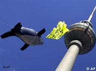 Greenpeace alerta para proteção das baleias em ação na Alexanderplatz de Berlim, em 2003