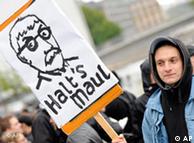 A German protesting against Sarrazin's comments