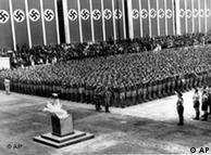 Estádio decorado com bandeiras nazistas na cerimônia de abertura
