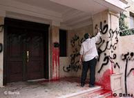 نمای خانه مهدی کروبی پس از یکی از حمله‌های پیشین هواداران حکومت