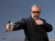 الکس دلا ایگلزیا، کارگردان اسپانیایی و برنده شیر نقره‌ای این دوره‌ی جشنواره ونیز