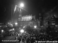 Οι πολίτες της Δρέσδης γιορτάζουν την επανένωση τη νύχτα της 3ης Οκτωβρίου 1990 στην πλατεία Θεάτρου