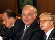 Ο Γερμανός καγκελάριος Χέλμουτ Κολ και ο υπουργός Καγκελαρίας Ρούντολφ Ζάιτερς στο υπουργικό συμβούλιο στις 23 Αυγούστου 1990