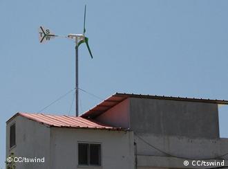 Microgerador eólico instalado no telhado de uma residência