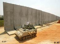 Muro israelense durante construção, em 2002