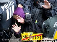 Un manifestante es detenido por la policía durante la manifestación el 30/9.