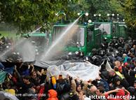 Con un cañón de agua, la policía reprime a los manifestantes en Stuttgart.