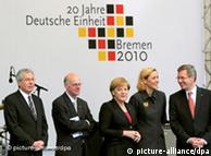 Kanselir Angela Merkel (ketiga dari kiri) dan Presiden Christian Wulff (kanan) dalam perayaan di Bremen (03/10).