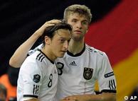 Mesut Özil (solda) ve Thomas Mueller