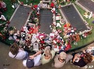 Makam Elvis Presley di Graceland, di antara kedua orang tuanya, kerap dikunjungi penggemarnya
