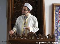 Ο ιμάμης του τζαμιού στο Ντούισμπουργκ μιλά στους πιστούς