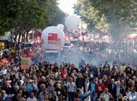 Más de tres millones de personas, según los organizadores, y más de un millón, según el Gobierno, secundan la huelga en Francia. 