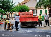 يعمل أغلب المهاجرين في مجال البناء وتعبيد الطرق في أسبانيا 