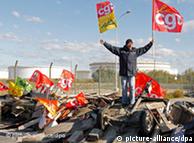 اعتصاب‌کنندگان راه‌های ورودی به پالایشگاه‌ها را مسدود کرده‌اند
