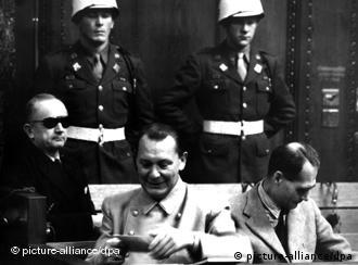 Para gjyqit ish admirali madhor Karl Dönitz, ish marshali i Rajhut, Hermann Göring dhe ish zëvendësi i Hitlerit Rudolf Heß. 
