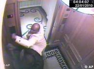 Das Bild eines Überwachungsvideos, auf dem der Täter einen Mann schlägt (Foto: AP)