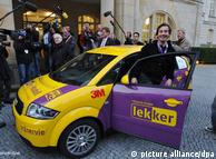 Автомобиль в Берлине встретили журналисты и министр экономики ФРГ