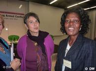 مونیکا هاوزر (چپ) در کنار همکار لیبریایی 