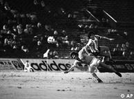 دیگو مارادونا (بالا)، یکی از ده‌های فراموش‌نشدنی تاریخ فوتبال