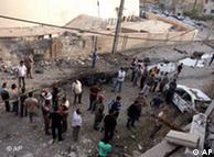 چند شهروند 
عراقی به آثار انفجار بمب در برابر کلیسا می‌نگرند