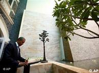 باراک اوباما
 در محل یادبود قربانیان حملات تروریستی در سال ۲۰۰۸ در بمبئی