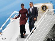 اوباما و 
همسرش میشل هنگام پیاده شدن از هواپیما در فرودگاه جاکارتا