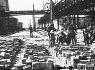 Κρατούμενοι του Άουσβιτς σε καταναγκαστική εργασία στην IG-Farben-Industrie