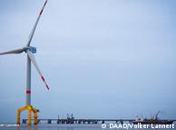 En la costa de Wilhemshaven en Alemania, científicos realizan mediciones y experimentos en una turbina de 5 megavatios de potencia.