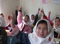 دانش آموزان دختر در مکتبی در افغانستان