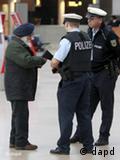شرطيان يتحققان من هوية مسافر أجنبي في مطار هامبورغ