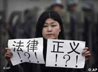 2010年3月底,王译在赵连海庭审现场外进行声援