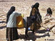 Die Frauen des jemenitischen Dorfes Beit Hujeira müssen kilometerweit laufen, um einen Brunnen zu finden, der noch nicht versiegt ist  