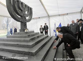 Президент Ізраїлю Шимон Перес покладає квіти до пам’ятника «Менора»