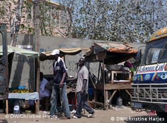 Viele Senegalesen schlagen sich als Straßenverkäufer durch (Bild: Christine Harjes)