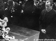Willy Brandt, kneeling at the memorial to the victims of the Warsaw Uprising, December 7, 1970
