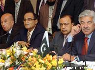 وزیر نفت 
پاکستان، خواجه آصف (راست)، و همتای هندی وی، مورلی دئورا (نفر دوم از 
راست)، و وزیر معادن افغانستان، محمد ابراهیم (چپ) در ۲۴ آوریل ۲۰۰۸ در 
اسلام‌آباد در مورد خط لوله حمل گاز طبیعی برای انتقال انرژی از ترکمنستان 
به پاکستان و هند از طریق افغانستان به بحث نشستند.