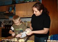 Η Έλενα Σνάϊντερ φτιάχνει χριστουγεννιάτικα γλυκά μαζί με τον γιο της