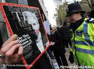 طرفداران آسانژ جلوی دادگاه لندن برای آزادی او تظاهرات می‌کنند (۱۴ دسامبر ۲۰۱۰)