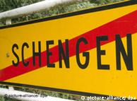 ARCHIV - Das Ortsausgangsschild von Schengen (Archivfoto vom 06.07.2005). Der luxemburgische Ort ist zum Synonym für ein Europa ohne Grenzkontrollen geworden. Dort unterzeichneten 1985 die Regierungschefs von Deutschland, Frankreich und den Benelux-Staaten ein Abkommen, das Wartezeiten vor Schlagbäumen zwischen den EU-Mitgliedsstaaten verhindern sollte. Im Laufe der Jahre kamen immer mehr Länder zum Schengen-Raum hinzu. Foto: Becker&Bredel +++(c) dpa - Report+++ 