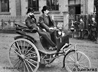 Carl Benz ao volante de seu triciclo motorizado
