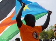 Cidadão com bandeira do sul do Sudão
