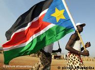 Mkaazi wa Sudan Kusini akibeba bendera ya eneo lao 
