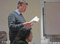 科隆大学汉学系教授司马涛在朗读《刘晓波传》的德文版