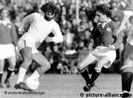 جرج بست (چپ) مهاجم منچستر یونایتد در یک بازی دوستانه در سال ۱۹۷۴
