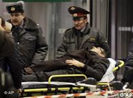 کمک نیروهای انتظامی به مجروحان انفجار در فرودگاه مسکو