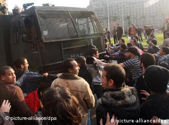 Polisi anti huru hara terlibat bentrokan dengan para demonstran di Kairo.